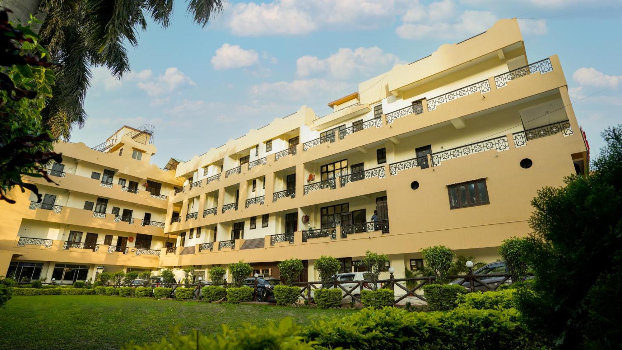 Hotel Neeraj Bhawan- Triveni Ghat Rishikesh Bagian luar foto