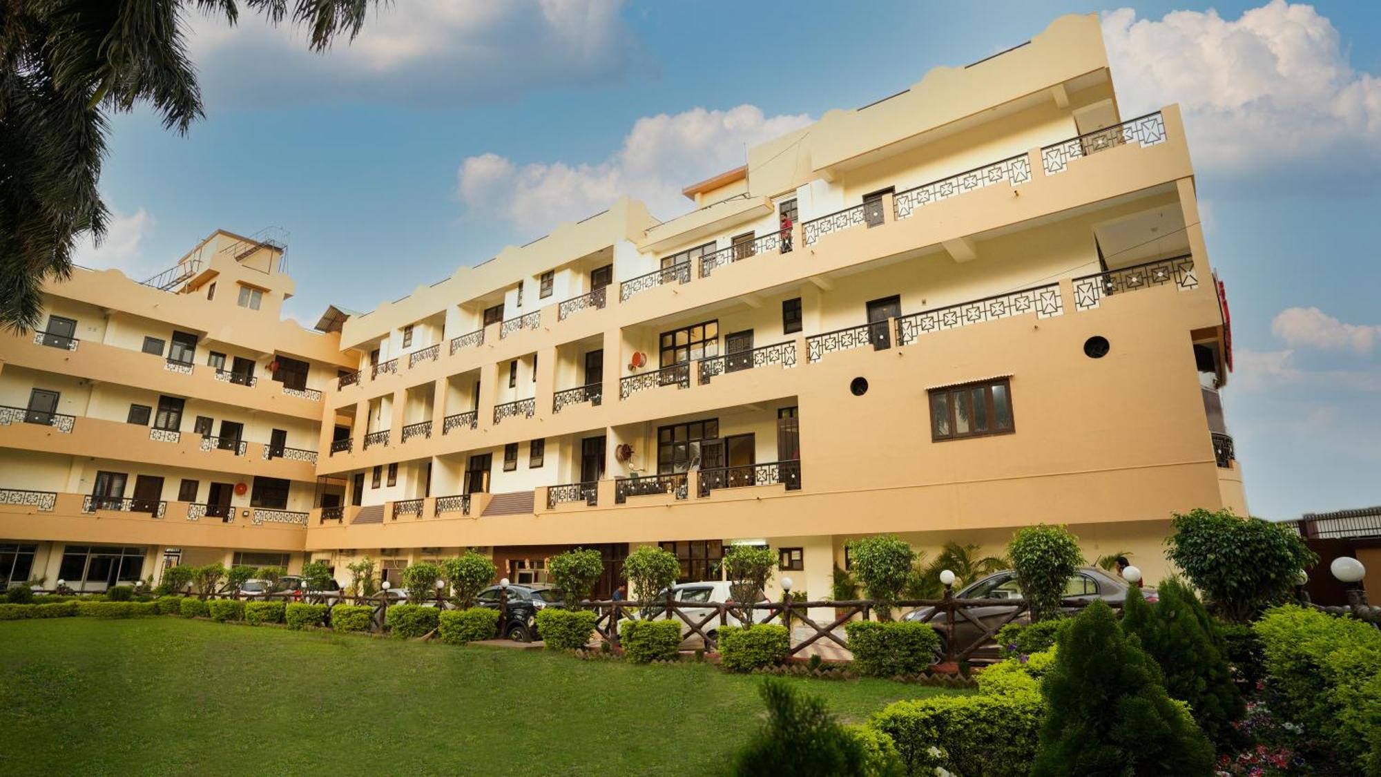 Hotel Neeraj Bhawan- Triveni Ghat Rishikesh Bagian luar foto