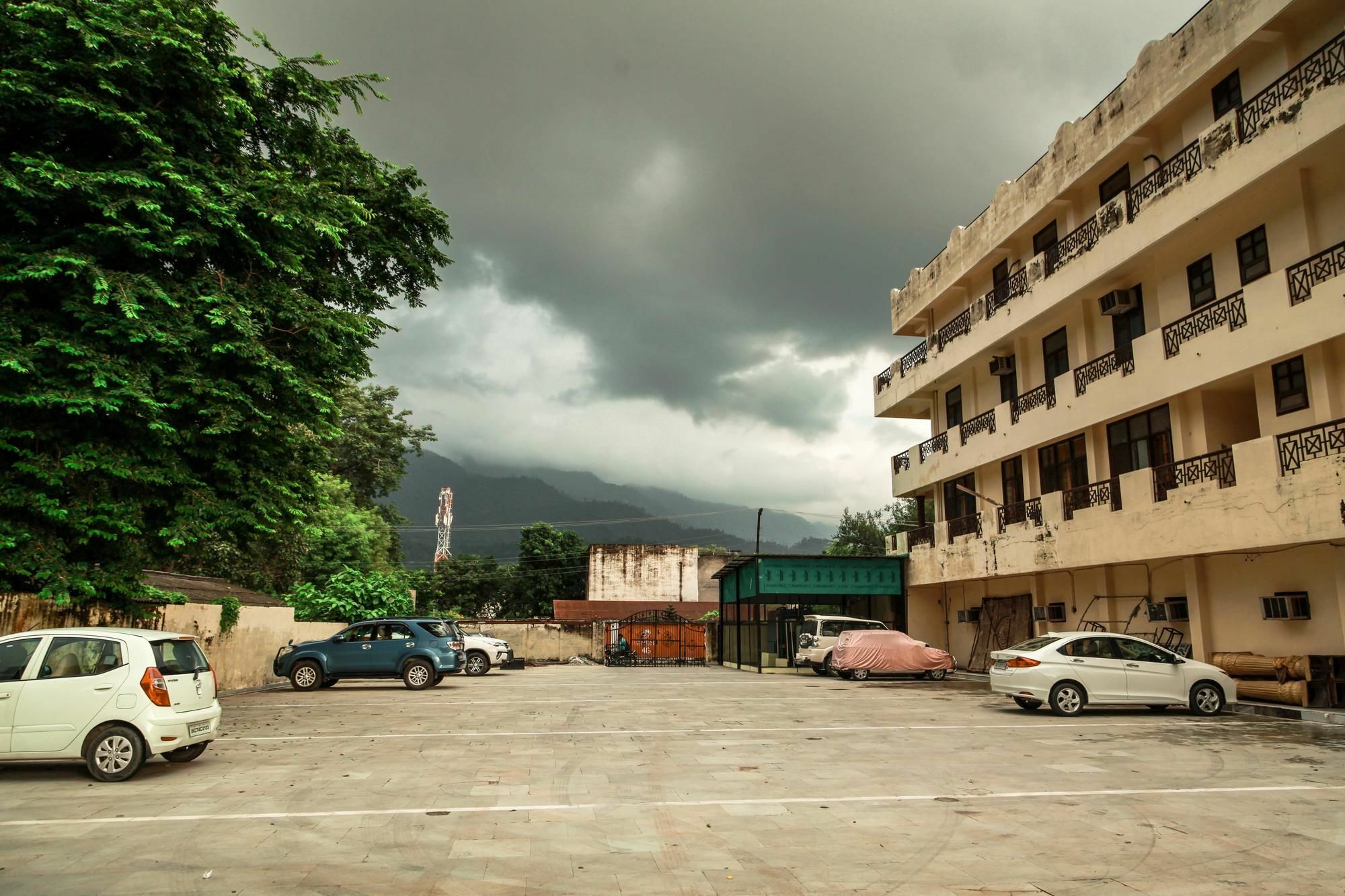Hotel Neeraj Bhawan- Triveni Ghat Rishikesh Bagian luar foto